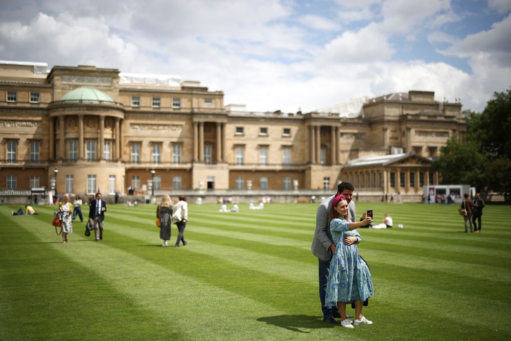 İngiltere tarihinde bir ilk: Kraliçe Elizabeth, Buckingham Sarayı'nın bahçesini halkın kullanımına açtı - 7