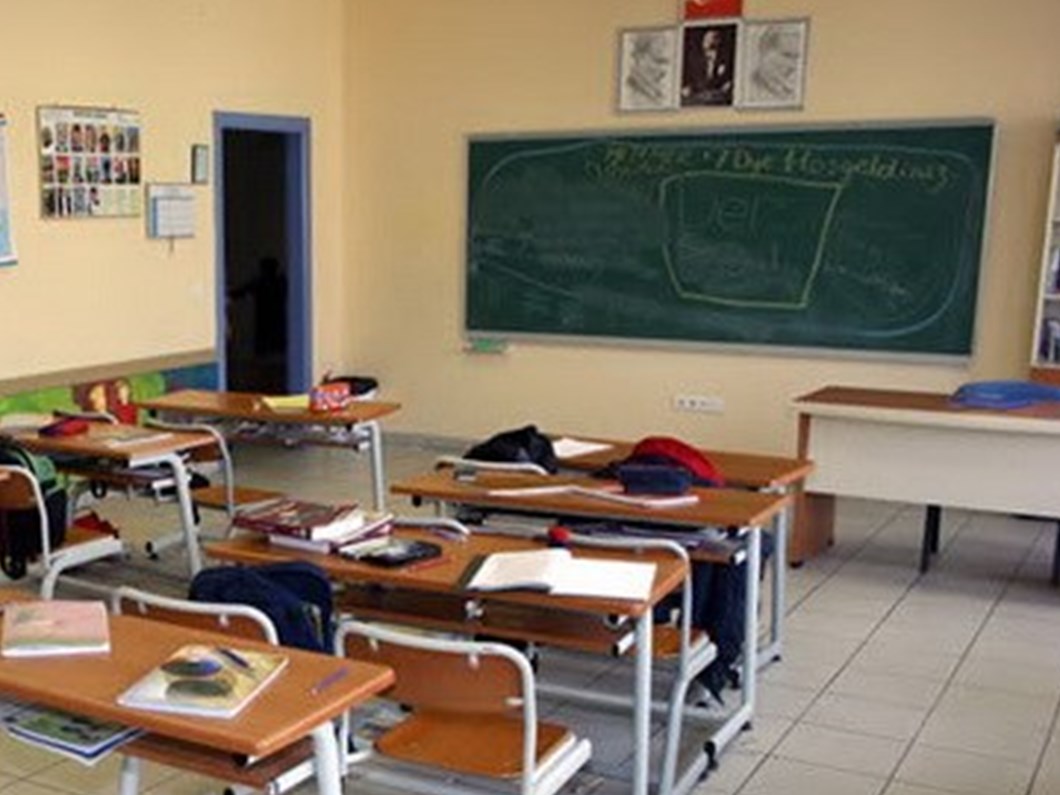 sinifta oynarken kafasina aski saplandi