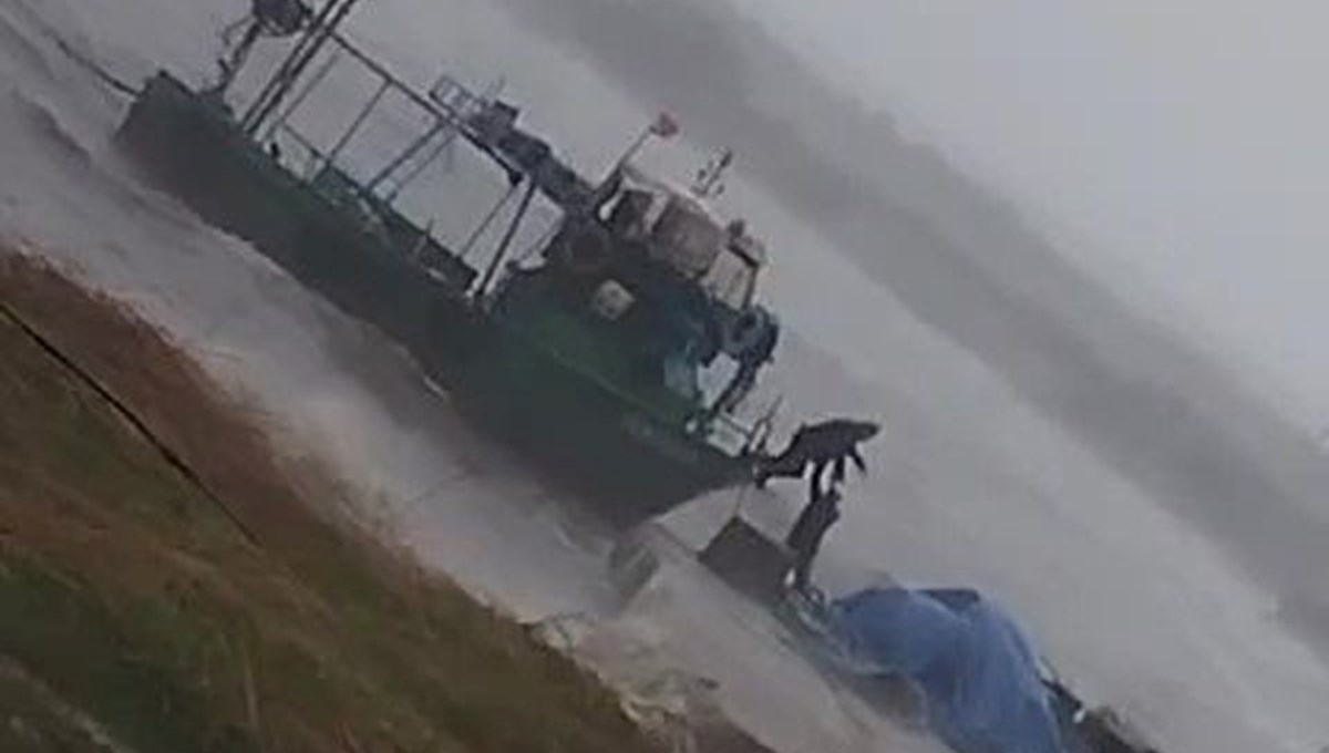 80 yaşındaki adamı fırtınada oğlu kurtardı: O anlar kamerada 80 yaşındaki adamı fırtınada oğlu kurtardı: O anlar kamerada