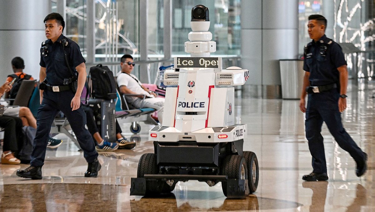 Havaalanında robot polis devriye atıyor: Singapur'dan bir ilk Havaalanında robot polis devriye atıyor: Singapur'dan bir ilk