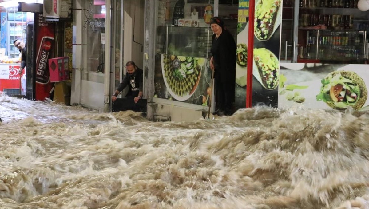 Sivas'ta içme suyu ana hattı patladı