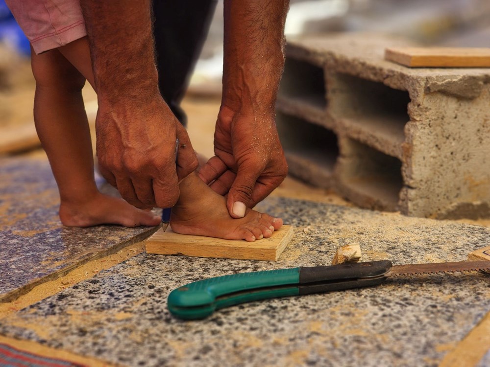 Fələstinli ayaqqabıçı İsrailin hücumları altında Qəzzada uşaqlar üçün taxta başmaq düzəldir - 8
