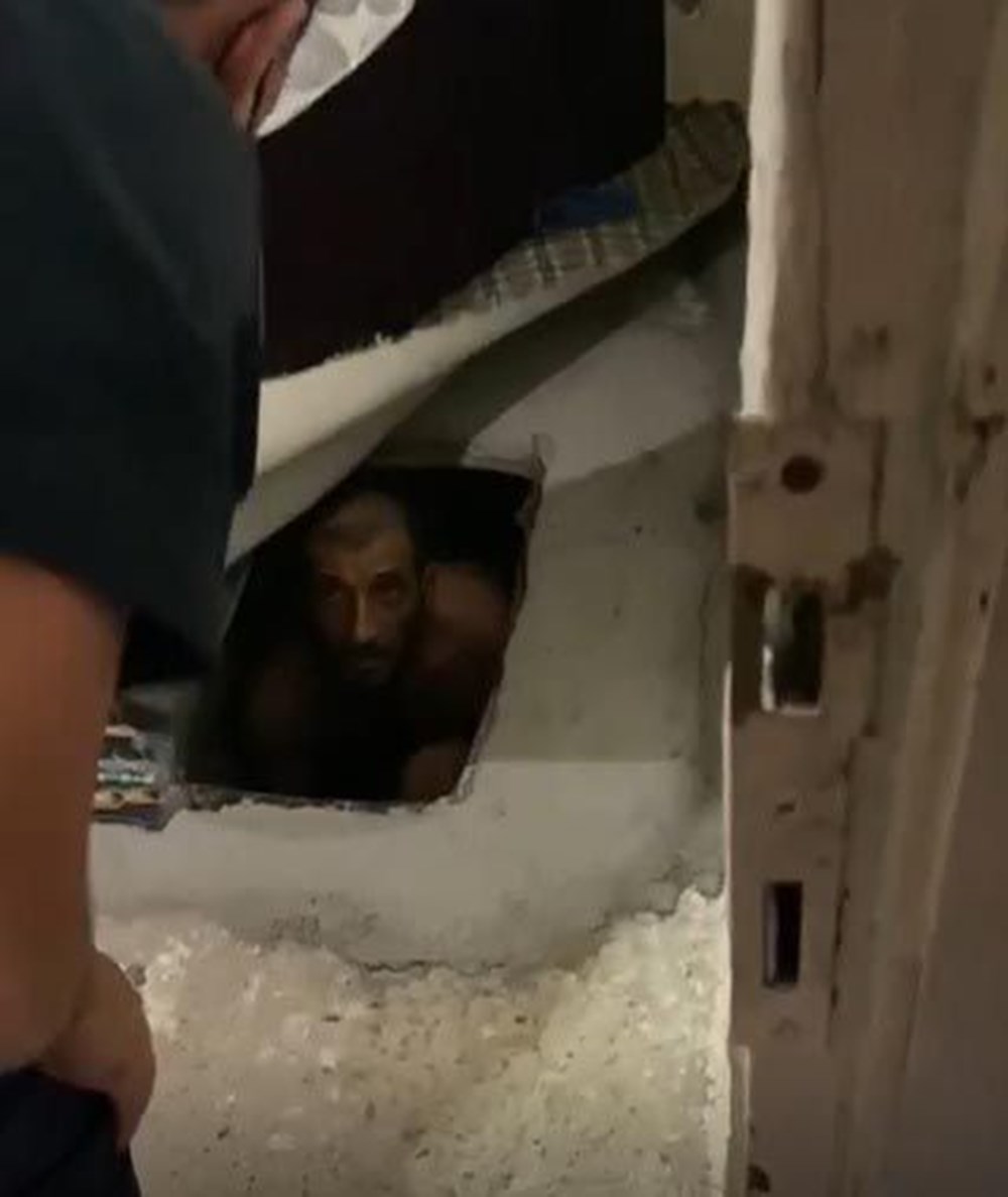 Birçok suçtan aranan şüpheli, kanepenin altındaki çukurda
yakalandı - 4