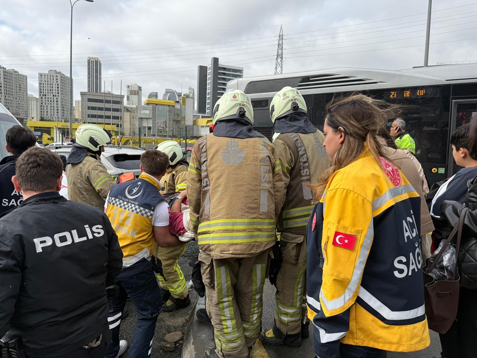 Metrobüste kaza: Seferler durdu, yaralılar var - 1