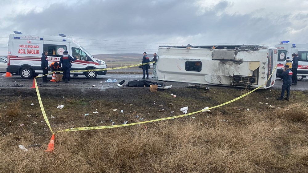 Kaza yapan 2 tur midibüsüne yardıma giden itfaiye aracı da devrildi: 1 ölü 47 yaralı - 2