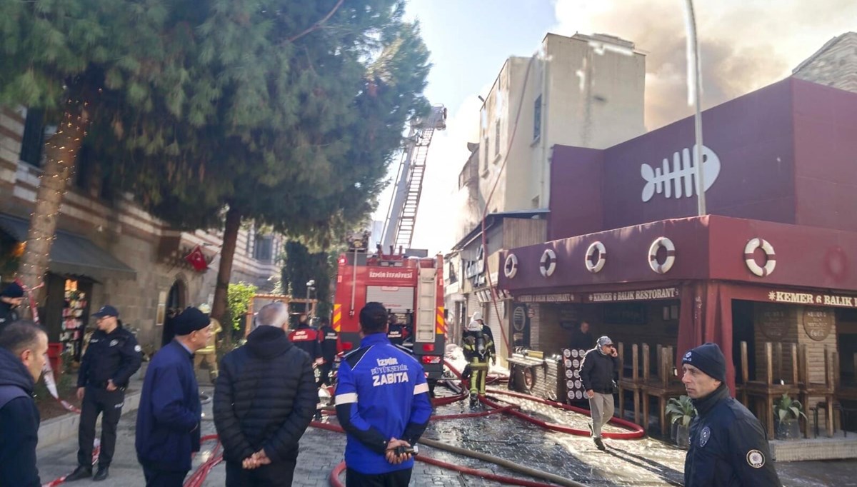 İzmir Kemeraltı Çarşısı'nda yangın İzmir Kemeraltı Çarşısı'nda yangın