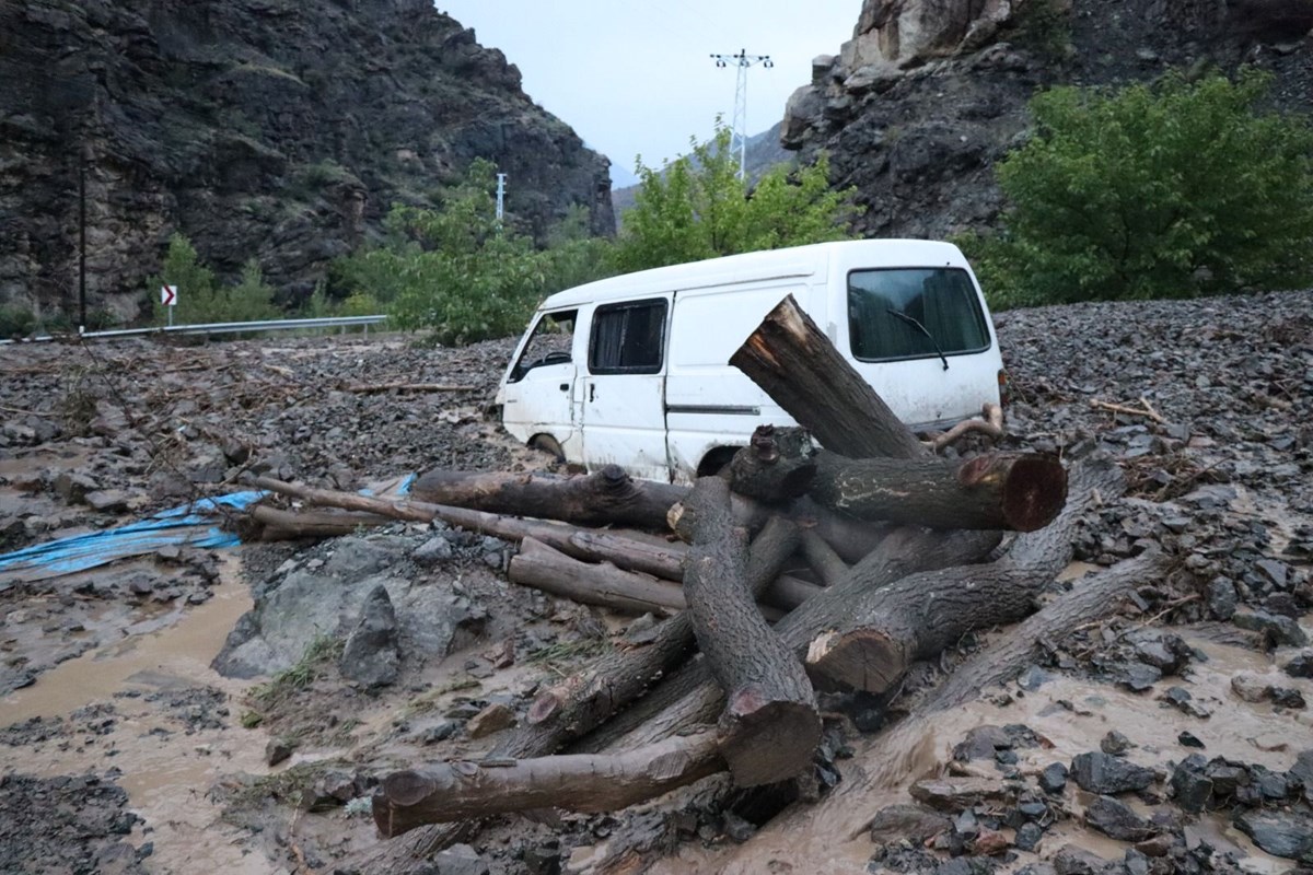 Erzurum'da sel bir mahalleyi yıktı geçti! 10 evde ağır hasar var