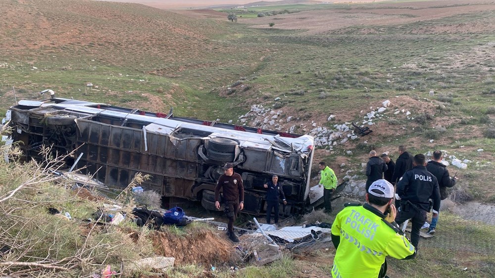 Niğde'de öğrencileri taşıyan otobüs devrildi: 2 kişi öldü, 5'i ağır 42 yaralı - 9