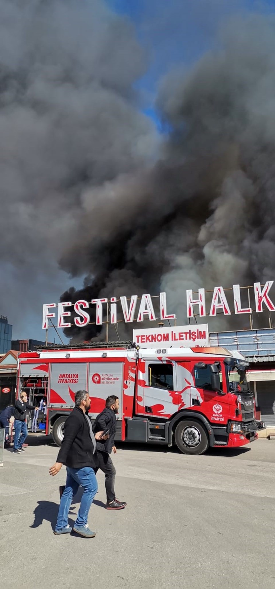 SON DAKİKA HABERİ: Antalya Festival Çarşısı'nda yangın - 1