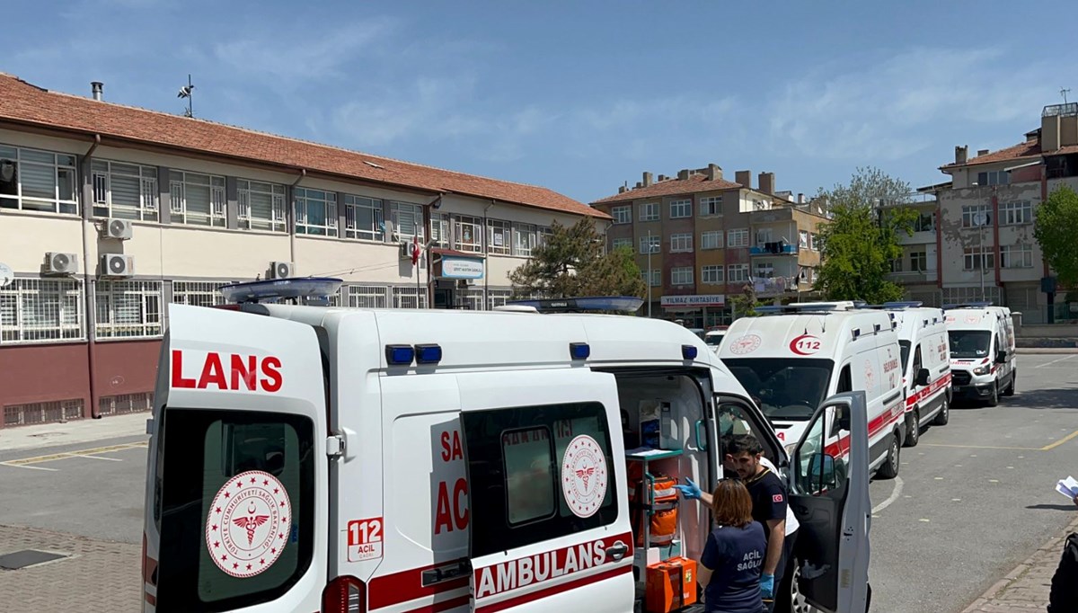 Okulda zehirlenme paniği: 24 öğrenci hastaneye kaldırıldı Okulda zehirlenme paniği: 24 öğrenci hastaneye kaldırıldı