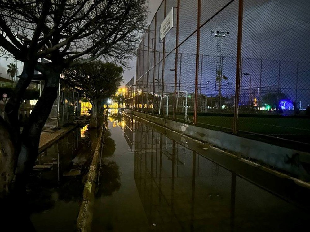 İskenderun'da deniz yükseldi, caddeler sular altında kaldı - 5