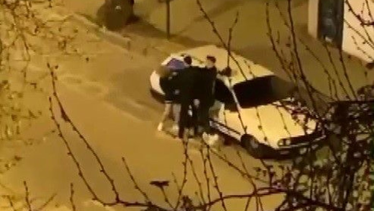 İzmir'de sokak ortasında kadına şiddet: Yumruk ve tekmeler atarak dövdü!