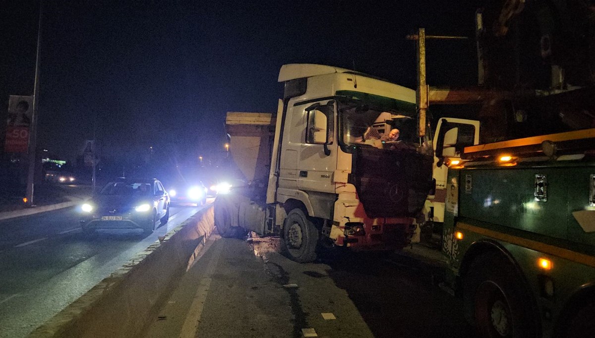 Beton bariyerlere çıkıp asılı kaldı