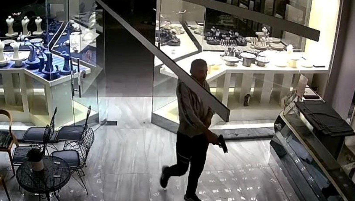 Ankara'da kuyumcu soygunu: 1 milyon lira değerinde altın çaldılar Ankara'da kuyumcu soygunu: 1 milyon lira değerinde altın çaldılar