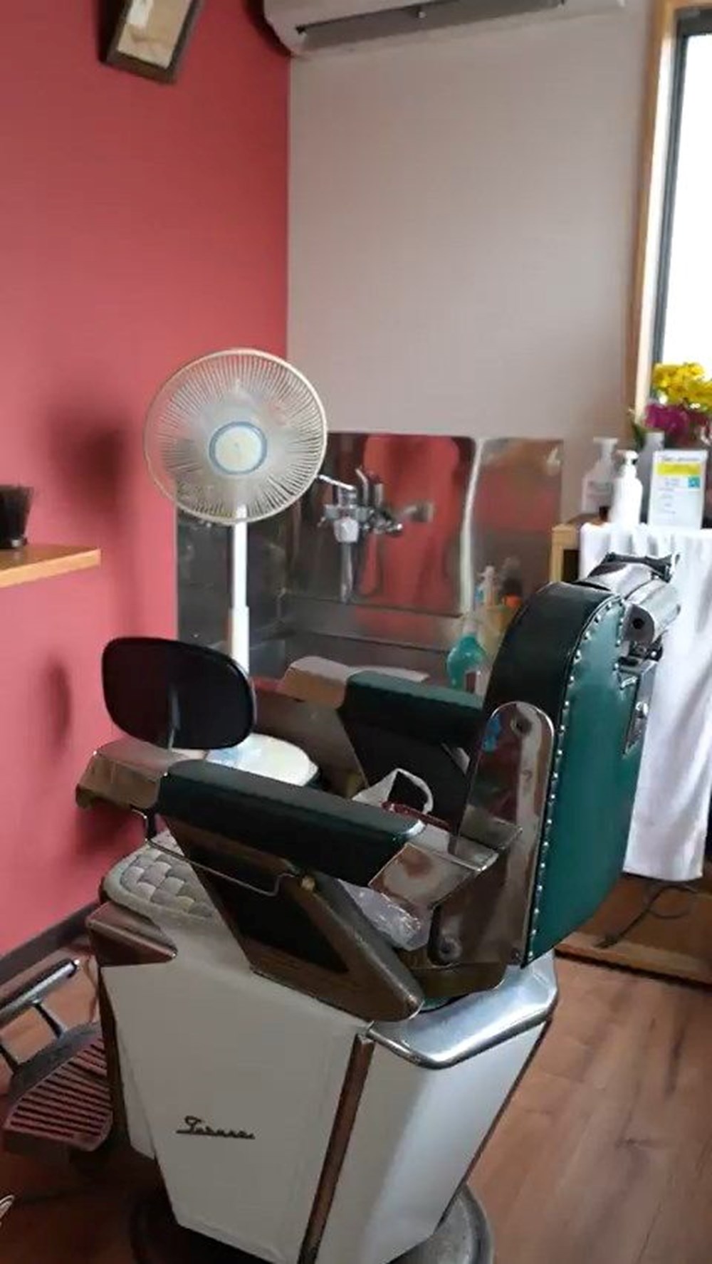 108 Yaşında Makas Sallıyor: Dünyanın En Yaşlı Kadın Berberinin İnanılmaz Hikayesi 75 6OEfR4fi2E2CfOs4r4En8A