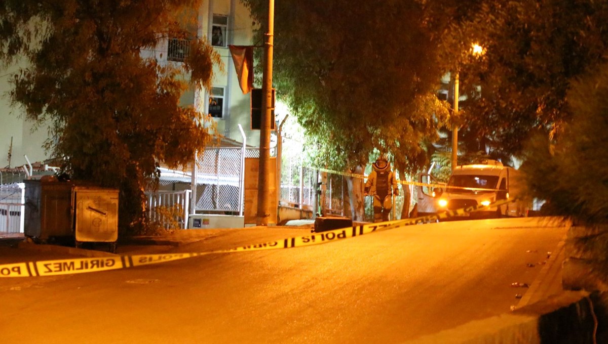 İzmir'de şüpheli bavul fünye ile patlatıldı İzmir'de şüpheli bavul fünye ile patlatıldı