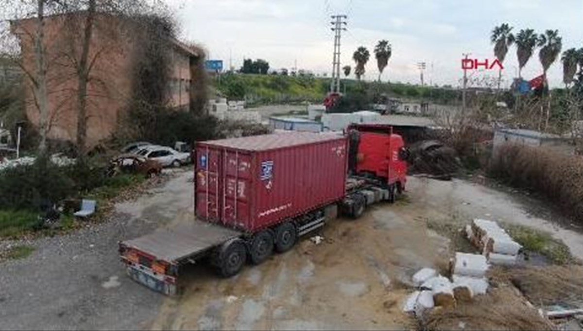 TIR'daki konteynerde eşyalara gizlenmiş 557 bin hap ele geçirildi: 5 gözaltı TIR'daki konteynerde eşyalara gizlenmiş 557 bin hap ele geçirildi: 5 gözaltı