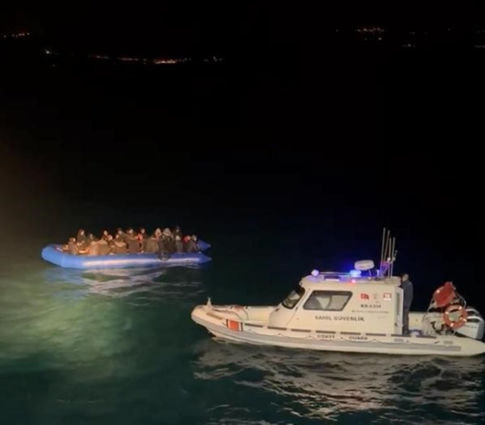 Yunan botu kaçak göçmenleri batırmaya çalıştı: Türk Sahil Güvenlik yetişti - 1