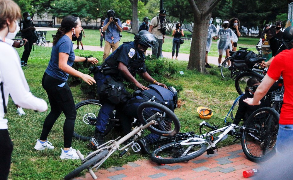 Beyaz Saray önündeki Andrew Jackson heykelini yıkmak isteyen göstericilere sert müdahale - 8