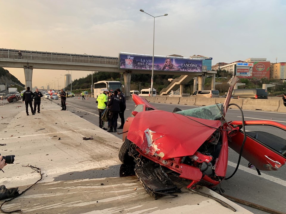 Maltepe'de feci kaza: Otomobil ikiye bölündü - 2