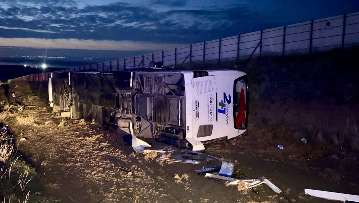Kırşehir'de yolcu otobüsünün devrildi: 15 kişi yaralandı Kırşehir'de yolcu otobüsünün devrildi: 15 kişi yaralandı