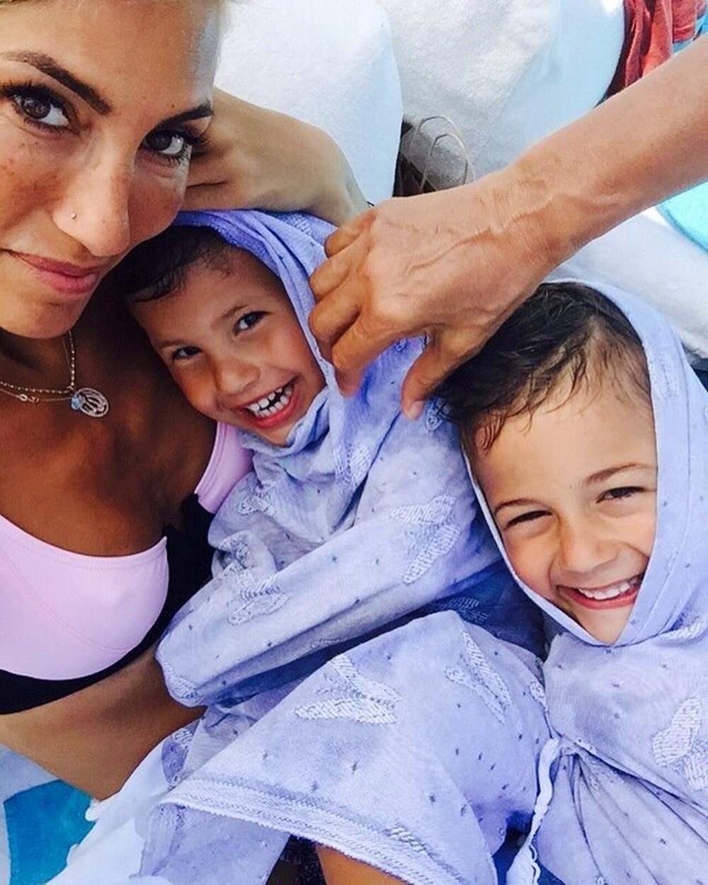 Çağla Şıkel'in Oğlu Uzay İçin Düzenlediği Sürpriz Partideki Pasta Detayı Göz Kamaştırdı! 71 6Pqr3fkHn0 JPZeed rQQ