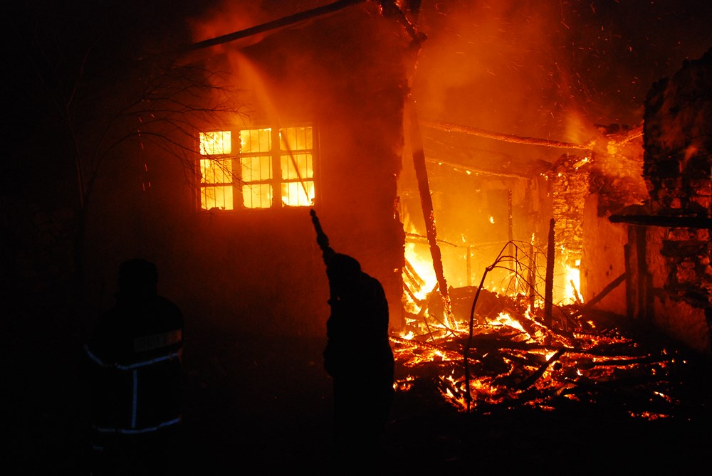 Antalya�da 300 yıllık ahşap düğmeli ev yandı NTV