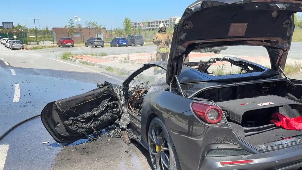 İstanbul'da 20 milyonluk araç alev alev yandı 72