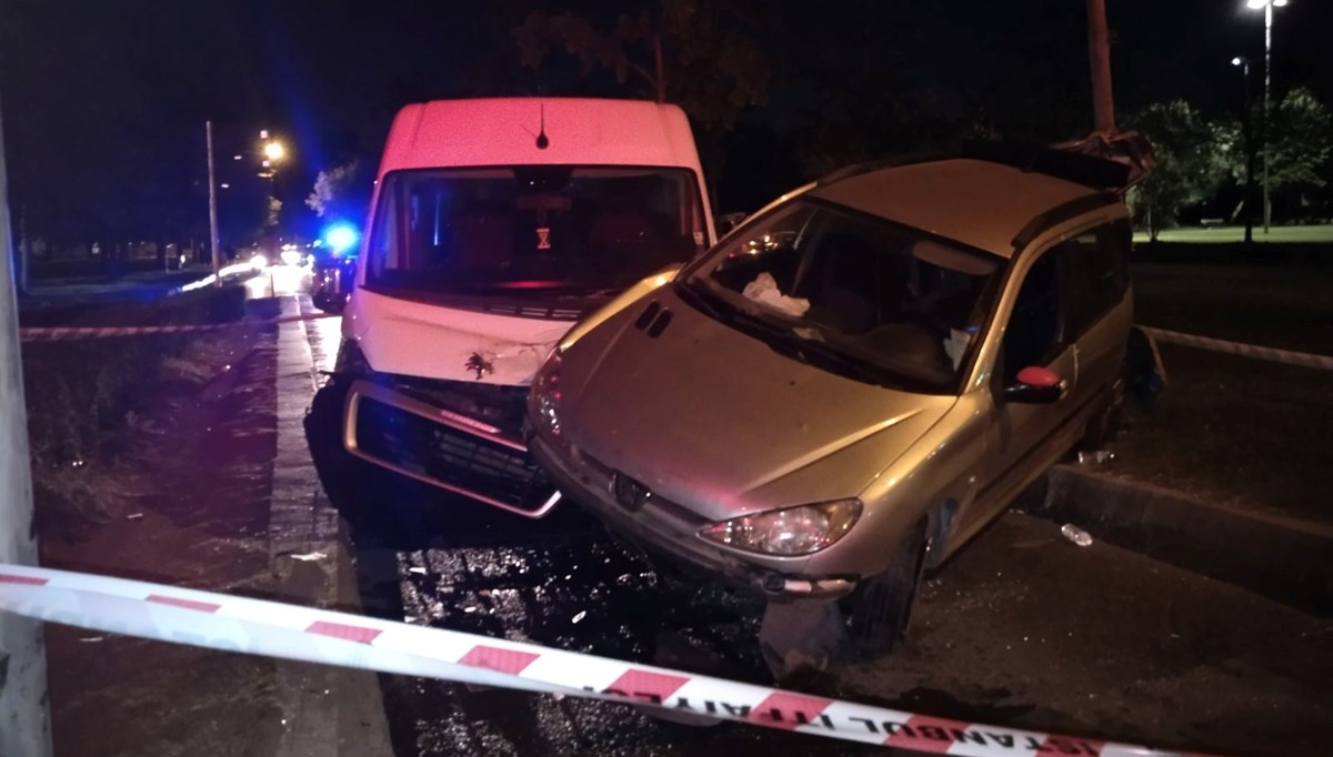 Kontrolden çıkan otomobil, trafik ışıklarında bekleyen öğrenci servisine çarptı: 2 yaralı Kontrolden çıkan otomobil, trafik ışıklarında bekleyen öğrenci servisine çarptı: 2 yaralı