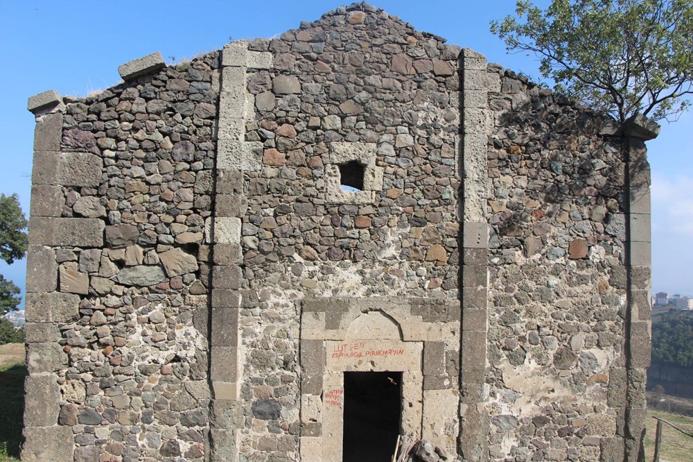 Defineciler tarihi kiliseyi talan etti - 14