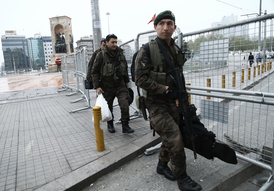 Çevik kuvvet polisleri de Taksim Meydanı'na geldi.

