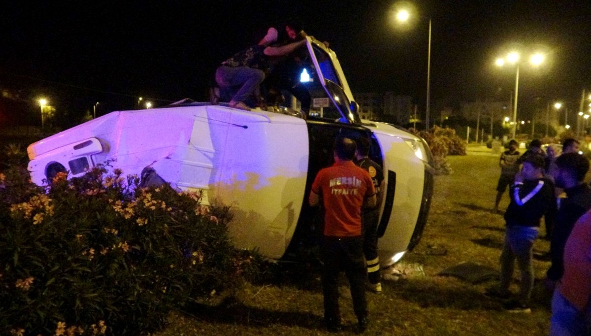 Mersin'de polis minibüsü kaza yaptı: 1 polis memuru yaralı