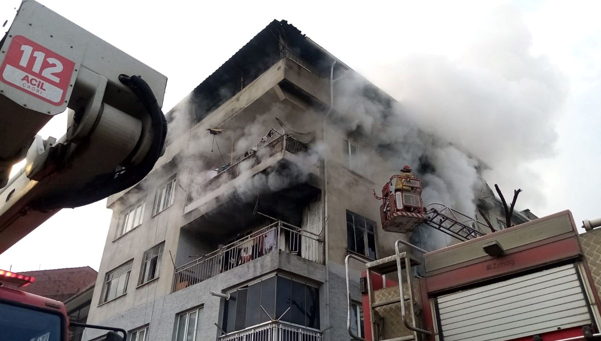 Bursa'da 4 katlı binada yangın: 8 kişi hastaneye kaldırıldı Bursa'da 4 katlı binada yangın: 8 kişi hastaneye kaldırıldı
