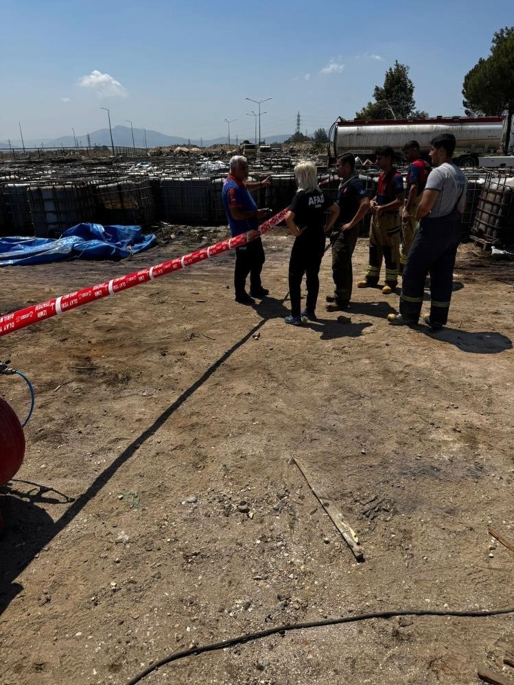 Ekipler, patlamanın yaşandığı bölgede incelemelerde bulundu
