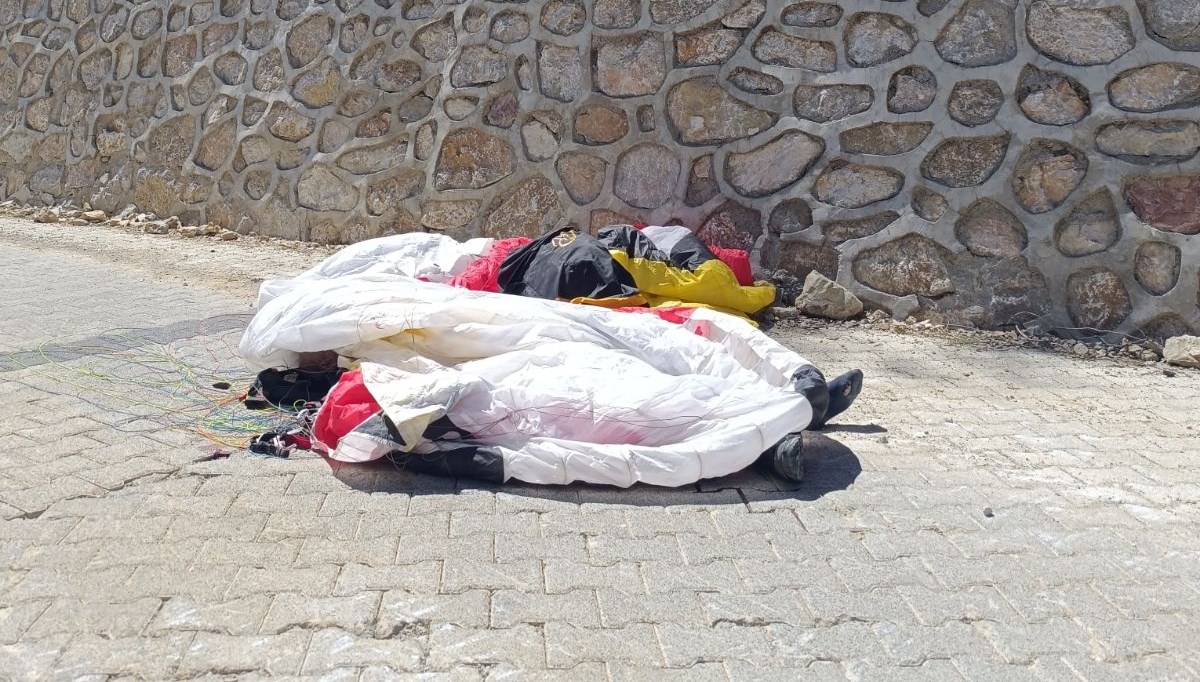 Yola düşen İsviçreli yamaç paraşütçüsü öldü
