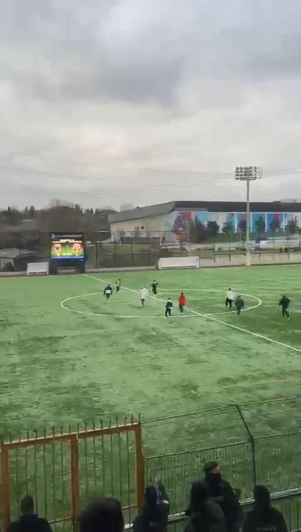 İstanbul'da futbolculara saldırı: Gol olunca saha karıştı - 3