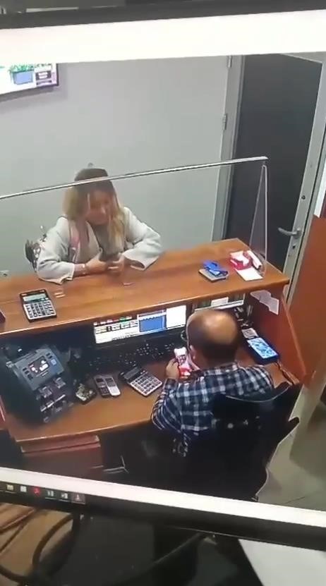 Kangal’ın bir sırt çantası içerisinde taşıdığı parayı döviz bürosunda bozdurduğu görüntüler ortaya çıktı.