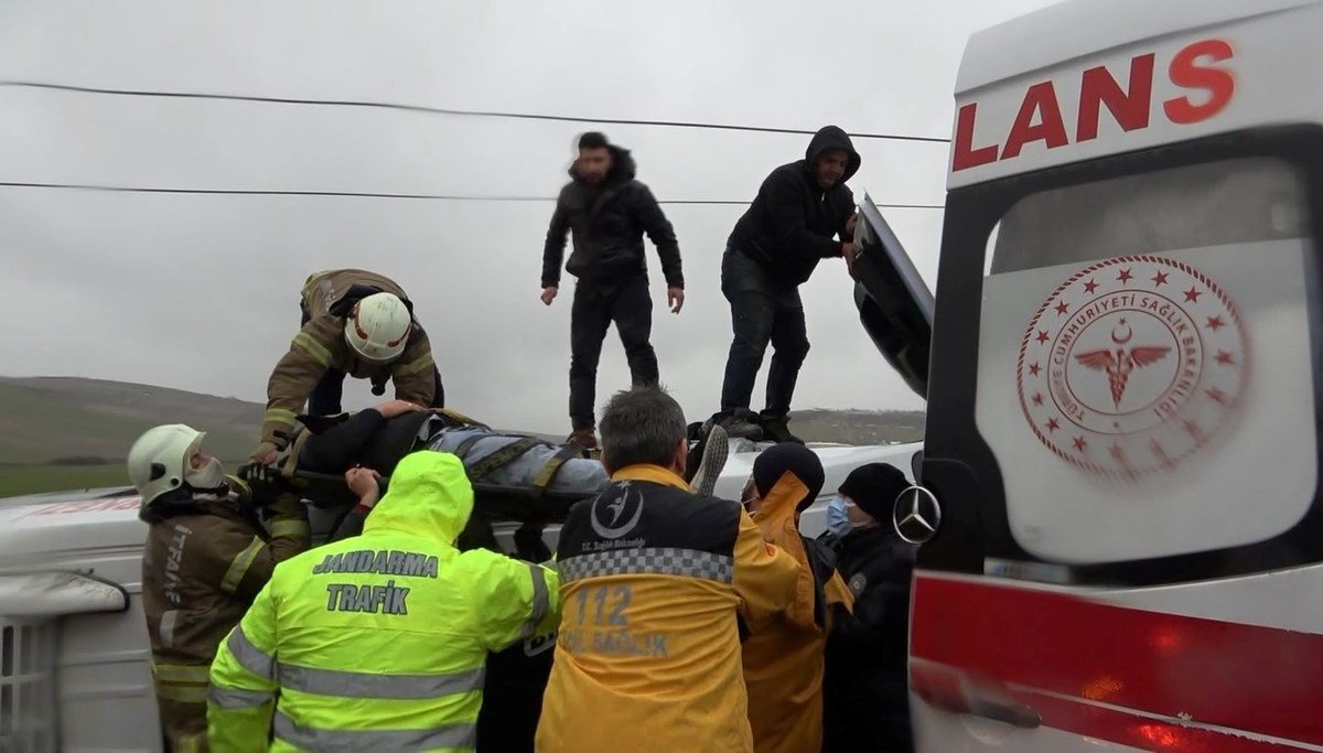 Arnavutköy'de hasta nakil aracı devrildi: Yaralıları kurtarmak için seferber oldular