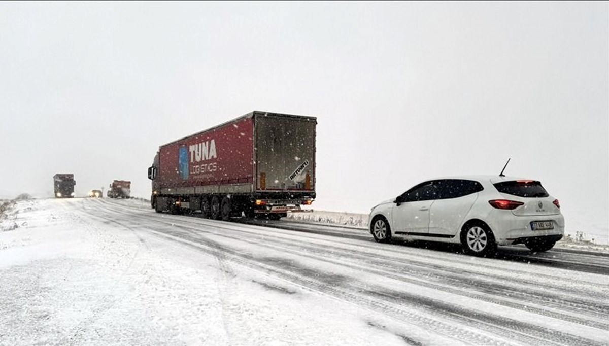 İki kara yolu tipi nedeniyle TIR'lara kapatıldı İki kara yolu tipi nedeniyle TIR'lara kapatıldı