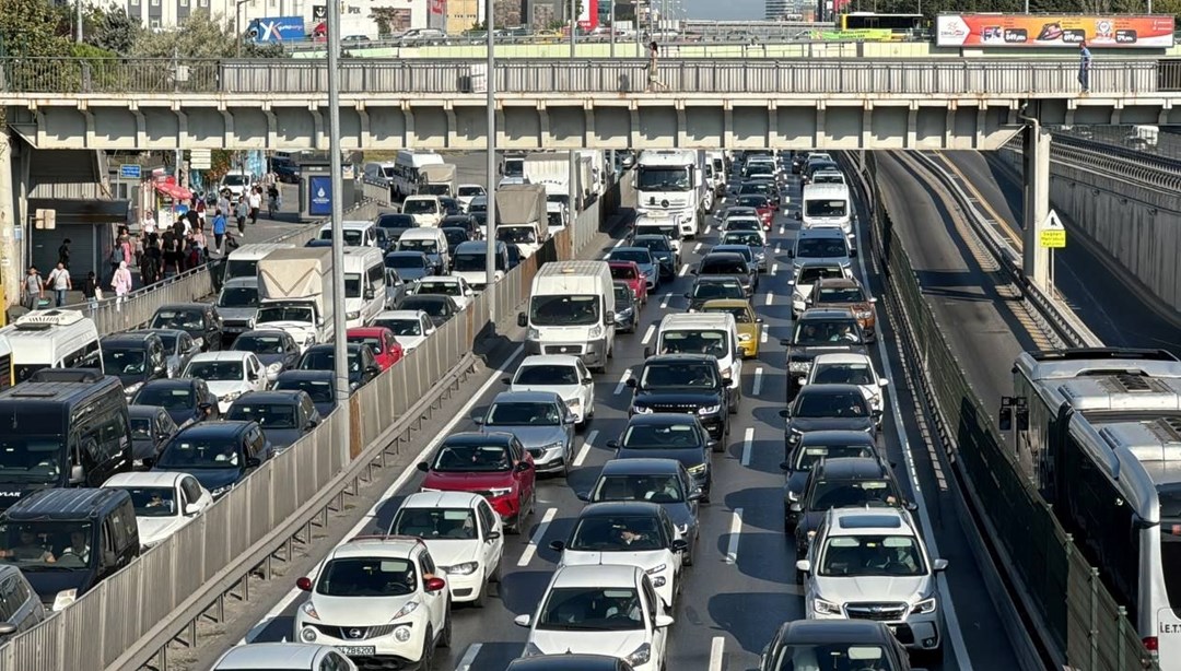 Metrobüs hattındaki çalışma trafiği kilitledi: 45 gün sürecek