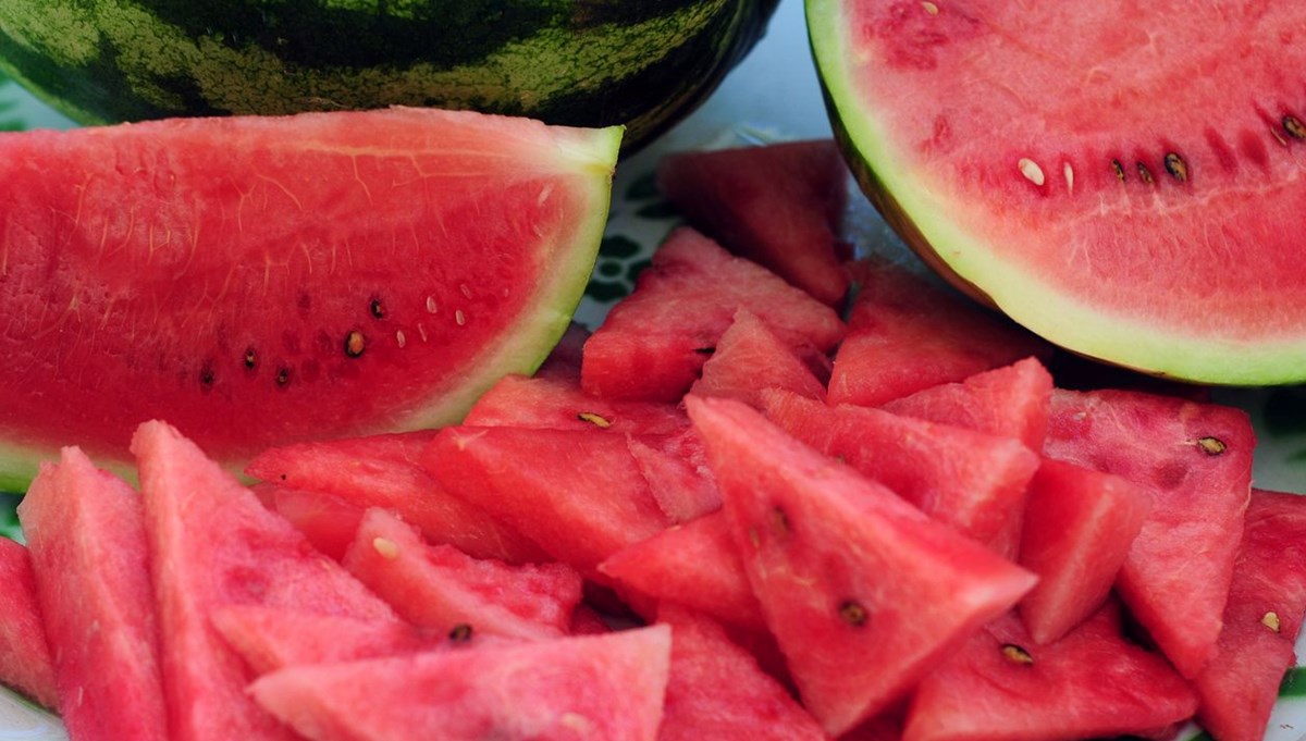 Karpuz yemek faydalı mı? Sıcak yaz günlerinin vazgeçilmezi Karpuz yemek faydalı mı? Sıcak yaz günlerinin vazgeçilmezi