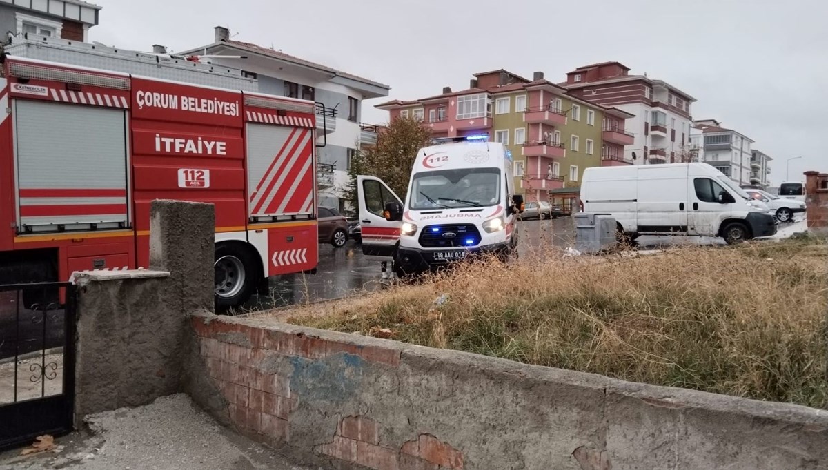 Çorum'da fırtınada çatıya yıldırım düştü