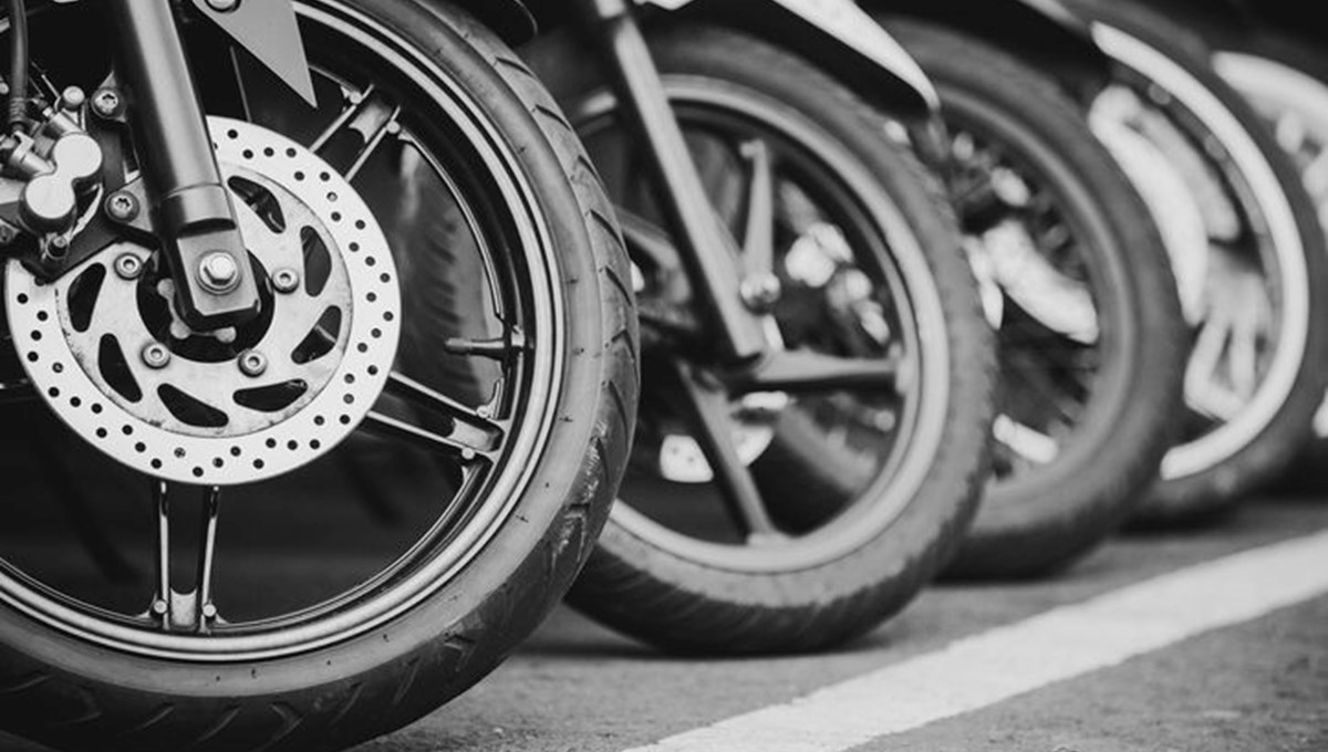Ehliyetsiz, kasksız ve plakasız motosiklet sürücüsüne 12 bin 690 TL para cezası uygulandı Ehliyetsiz, kasksız ve plakasız motosiklet sürücüsüne 12 bin 690 TL para cezası uygulandı