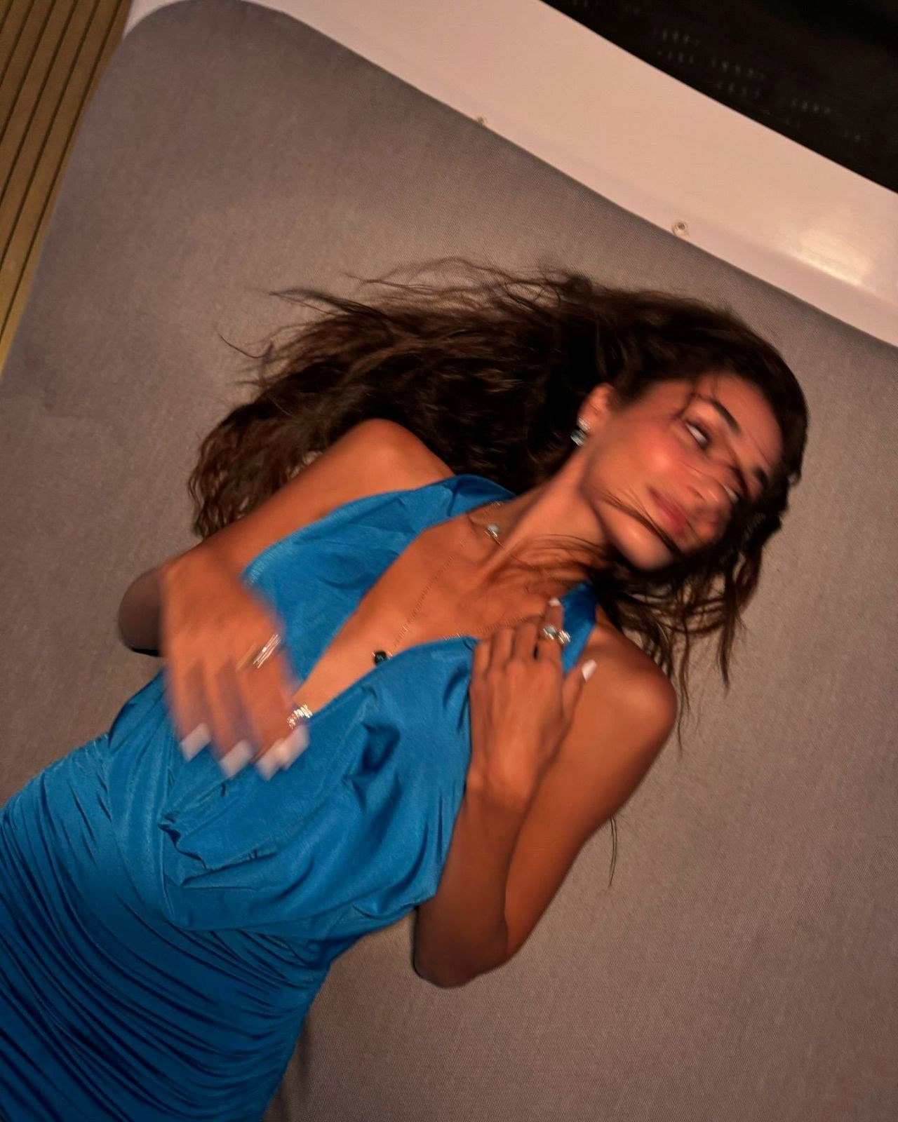 Güneşlenirken Hande Erçel