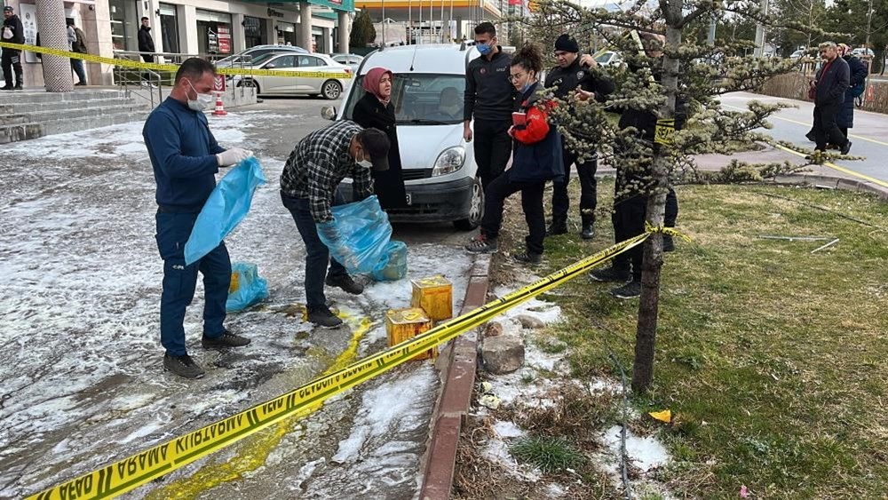 Kargo şirketinde yere düşen paket patladı, 4 çalışan
hastanelik oldu - 4