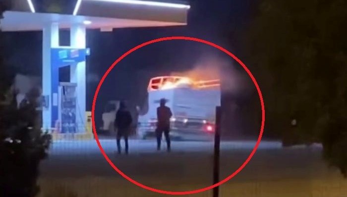 Alev alan kamyonet benzinliğe girdi