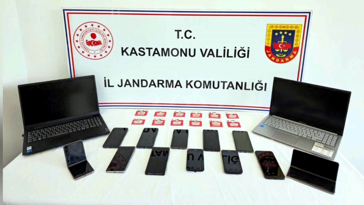 27 cep telefonu, 46 SIM kart, 5 bilgisayar ve 4 depolama cihazı olmak üzere toplam 82 dijital materyale el konuldu.