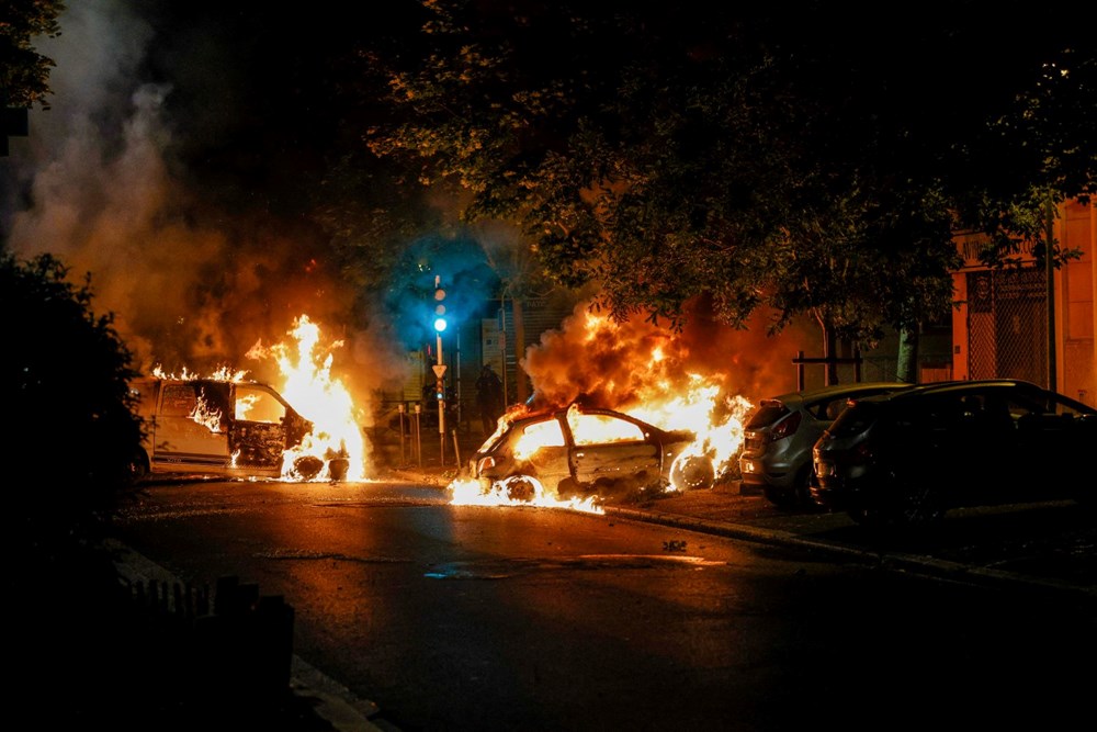 Fransa'da olaylar dinmiyor, sokağa çıkma yasağı getirildi - 4