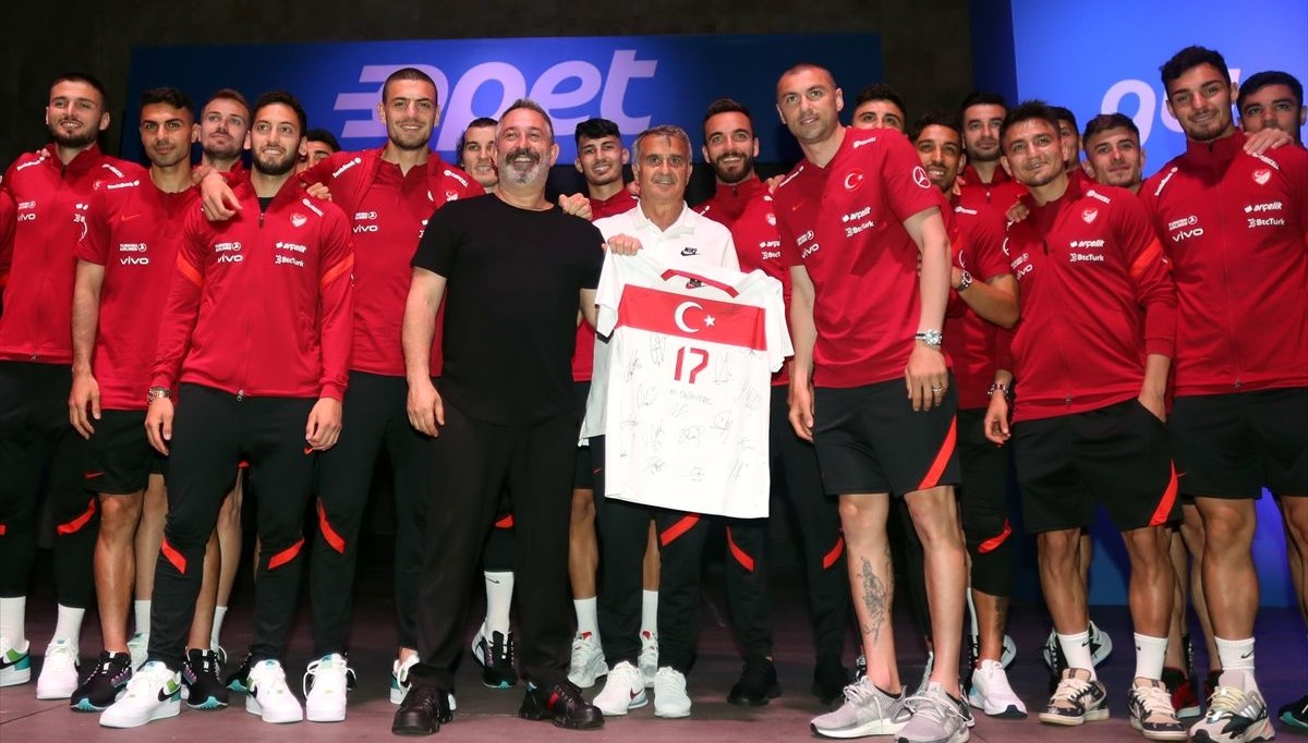 Cem Yılmaz'dan A Milli Takım'a özel gösteri
