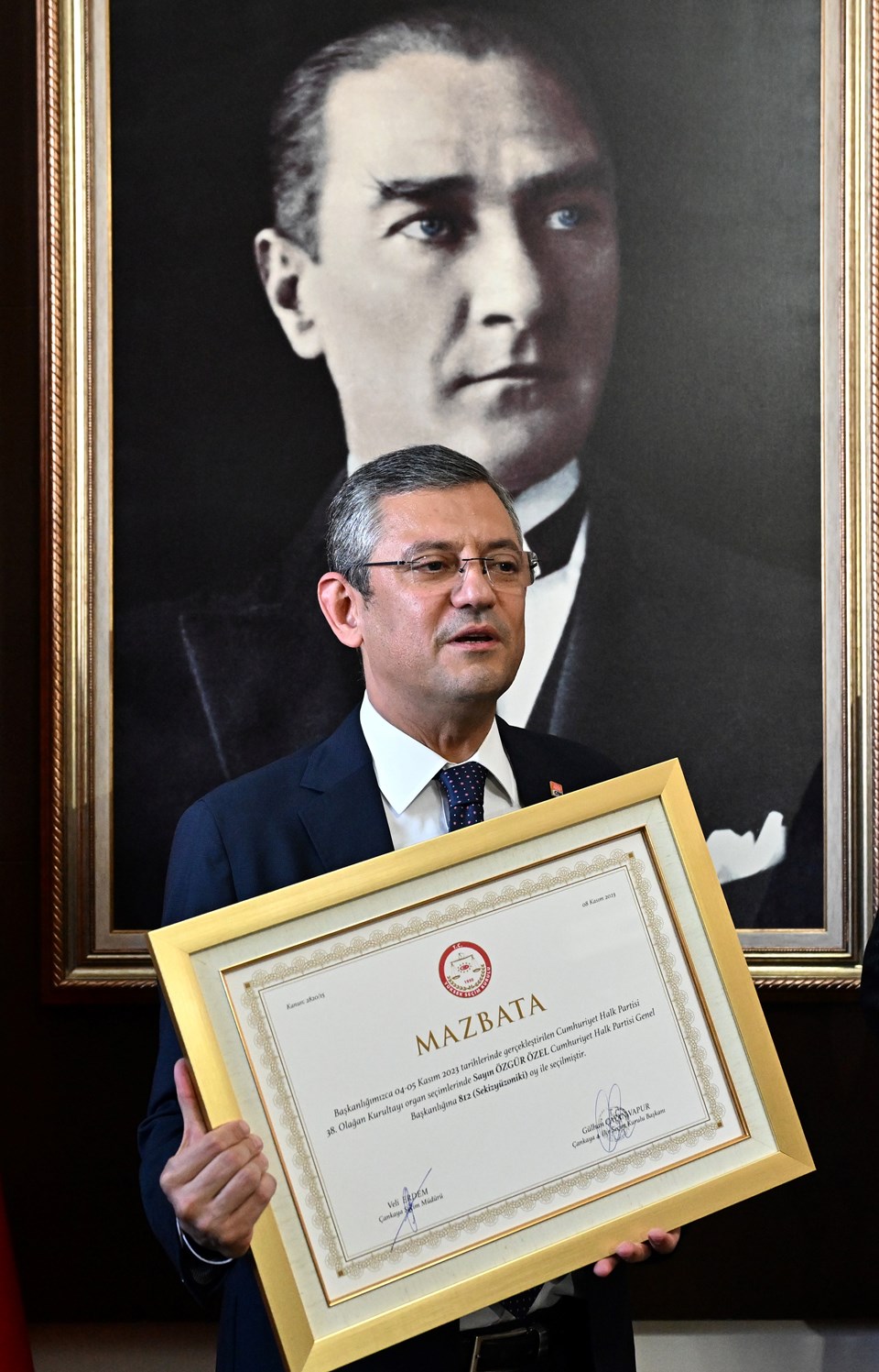 CHP Genel Başkanı Özgür Özel mazbatasını aldı - 1